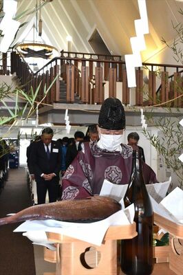 冬季営業の無事故を祈る君島宮司と関係者