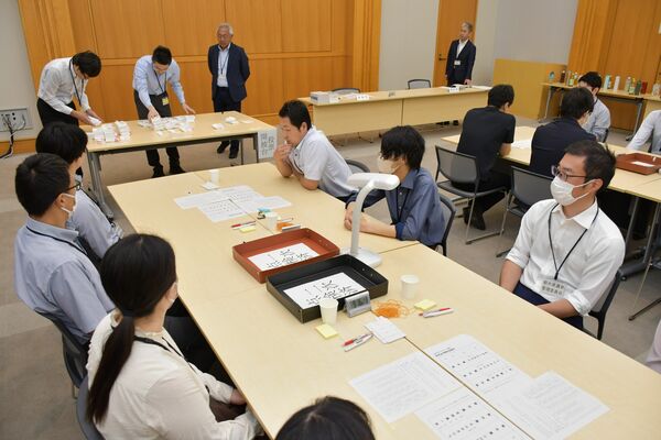那須町長選の全投票用紙を再点検する県選管の職員ら=16日午前9時10分、県庁