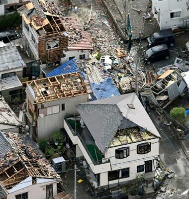 　激しい突風で被害を受けた住宅地＝５日午後４時４分、静岡県牧之原市（共同通信社ヘリから）