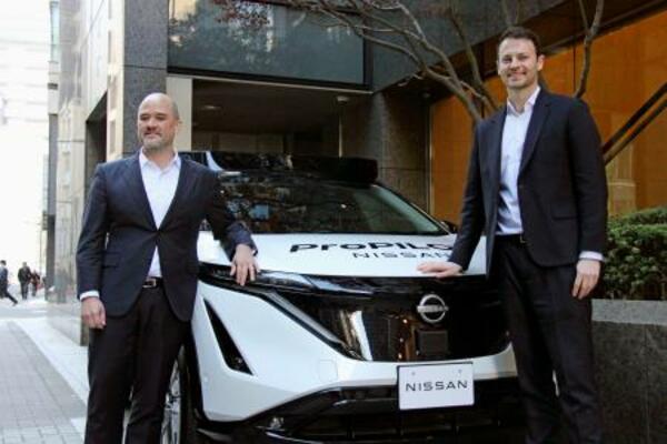 運転支援システム「プロパイロット」の次世代版を搭載した試作車を紹介する日産のイバン・エスピノーサ社長(左)と英新興企業ウェイブ・テクノロジーズのアレックス・ケンダルCEO=10日午前、東京都中央区