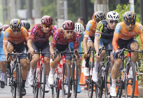 ７位でフィニッシュし、ポイント賞総合１位となったブリッツェンの岡（中央）＝都内