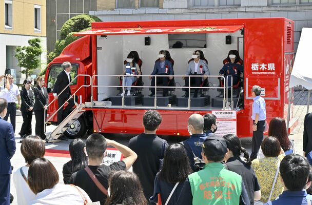 県民の日記念イベントでお披露目されたＶＲ防災体験車＝15日午前10時30分、宇都宮市塙田１丁目