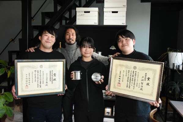 関東地方発明表彰で発明奨励賞に輝いた田村工機の戸頃専務（左から２人目）ら。中央の製品が「Ｌ・Ｔ・Ｃｏｏｋｅｒ」