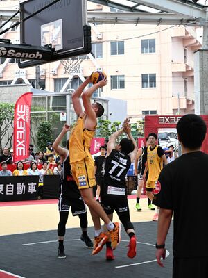 
熱戦を繰り広げるブレックスの選手ら＝１０日午前、宇都宮市江野町
