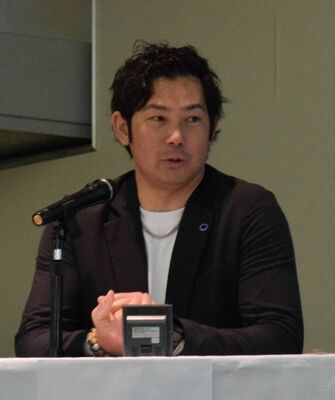 患者会で講演する岩田さん＝24日午前、宇都宮市東宿郷２丁目
