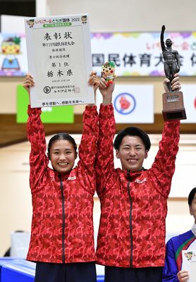 体操男女総合で優勝し、笑顔を見せるトランポリンの谷口（左）と山田（右）＝茂木町民体育館