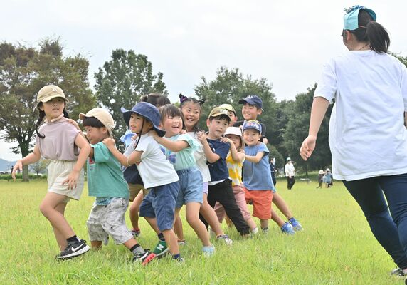 鬼ごっこ遊びで盛り上がる子どもたち
