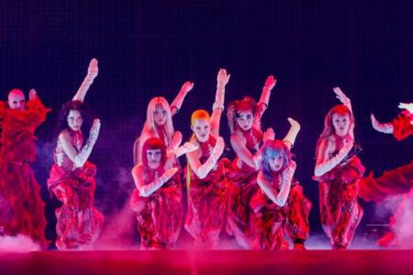 　東京ドームのステージに立つＸＧら