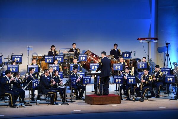 演奏を披露する県警音楽隊のメンバー＝17日午後、宇都宮市本町