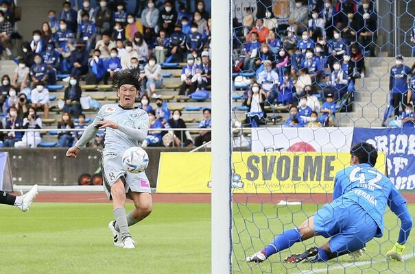 町田－栃木　前半、先制ゴールを決める栃木・高萩（左）＝Ｇスタ