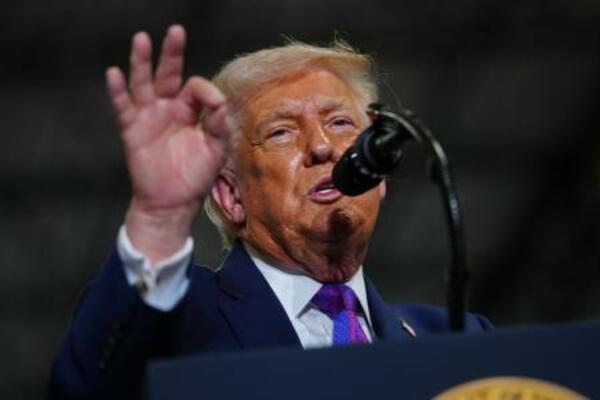 　米南部ケンタッキー州ヘブロンで演説するトランプ大統領＝１１日（ＡＰ＝共同）