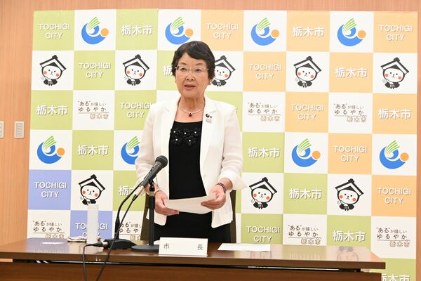 多子世帯を対象とする生活支援特別給付金について説明する大川市長