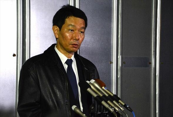 公判後、報道陣の取材に応える遺族代表の奥さん＝14日午後６時半、宇都宮市小幡１丁目