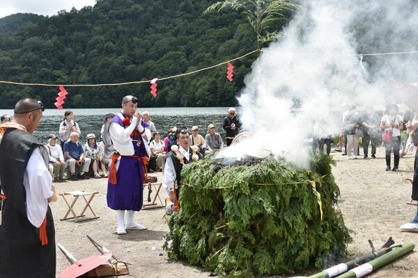 湯ノ湖畔で行われた採燈大護摩供