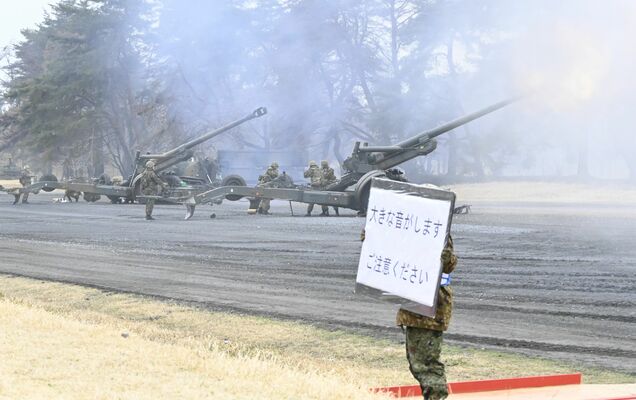 宇都宮駐屯地で行われた模擬戦。隊員たちは空砲での砲撃を繰り返した＝４月上旬、宇都宮市茂原１丁目