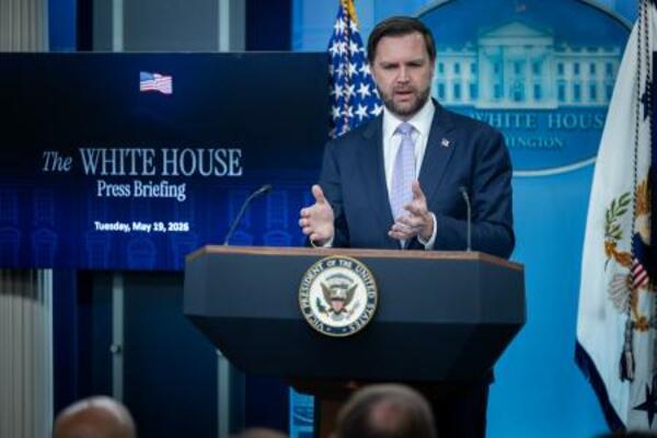 19日、米ホワイトハウスで記者会見するバンス副大統領(ゲッティ=共同)