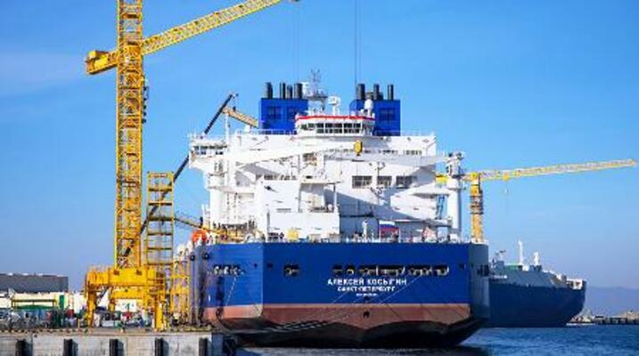 　初のロシア国産のＬＮＧ輸送用砕氷タンカー＝ロシア・ウラジオストク（ソフコムフロート提供・共同）