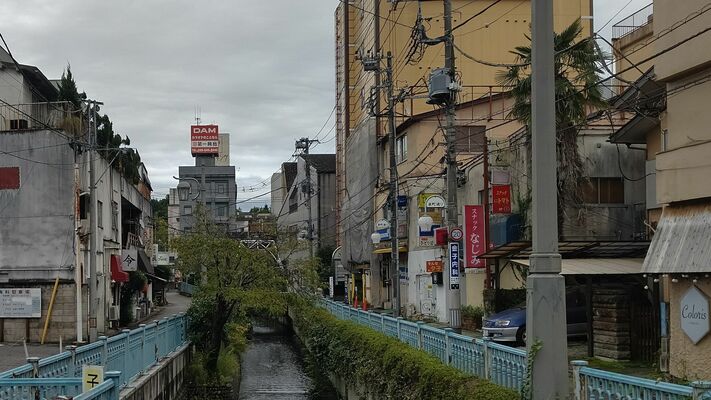 夜のとばりが降りる前の泉町エリア