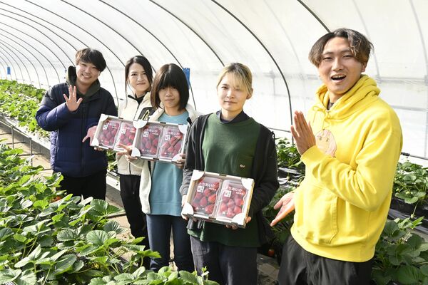 収穫したとちあいかを手にする参加者たち