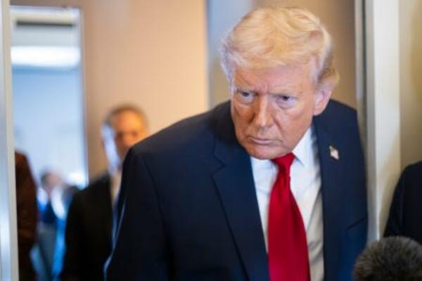 トランプ米大統領=7日、米大統領専用機内(ゲッティ=共同)