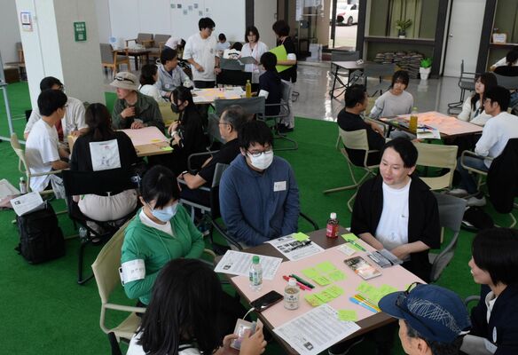 ワークショップに取り組む参加者