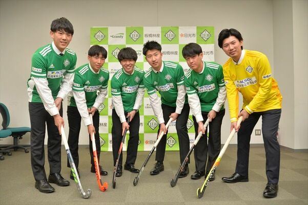 活躍を誓う新入団の（左から）川村、大岡、和田、篠崎、千葉、小倉＝県庁