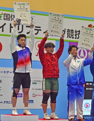 重量挙げ成年男子８１キロ級でスナッチ２位など好成績を残した自衛隊体育学校の山根（中央）の試技＝小山市の小山市立体育館