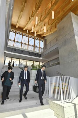 大谷石と自然光を生かしたエントランスホール