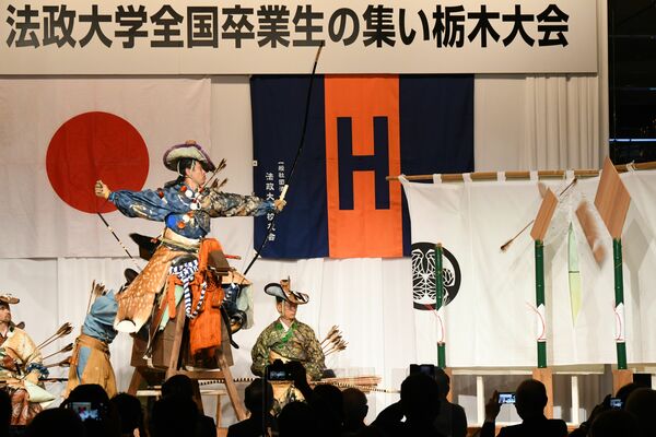卒業生約450人の前で披露された流鏑馬の演武