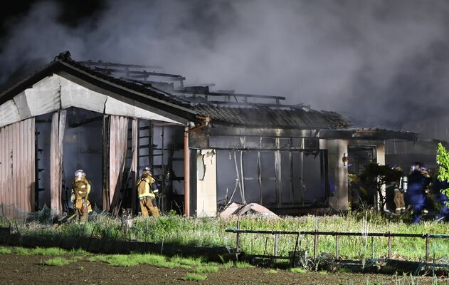 全焼した平屋住宅＝23日午後７時45分、小山市網戸