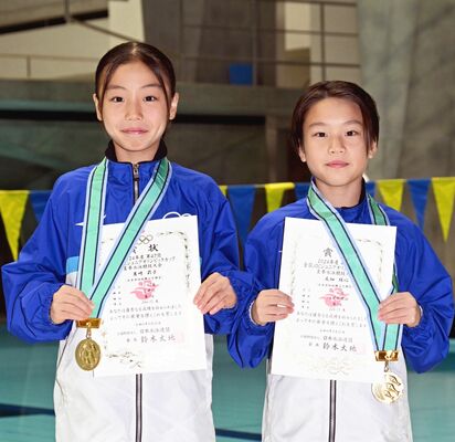 女子高飛び込み12、13歳で優勝した岩崎（ＮＳＰ宇都宮、左）と同１メートル飛び板飛び込み９～11歳で優勝した尾畑（同、右）