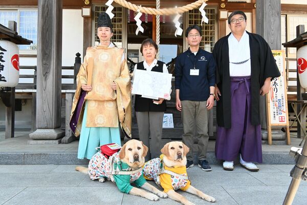 頒布報告祭に参列した東日本盲導犬協会の関係者（後列中央）と盲導犬ＰＲ犬