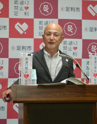 記者会見する和泉市長