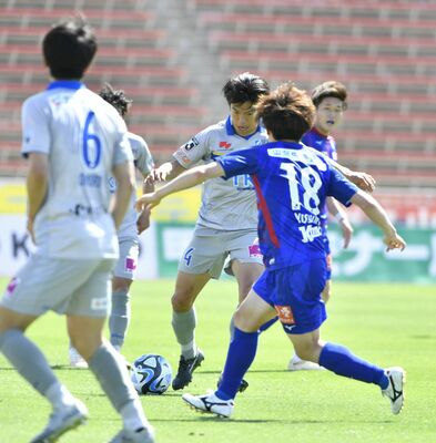 前半39分、中盤でボールをキープする栃木のＭＦ佐藤（中央）＝甲府市のＪＩＴリサイクルインクスタジアム