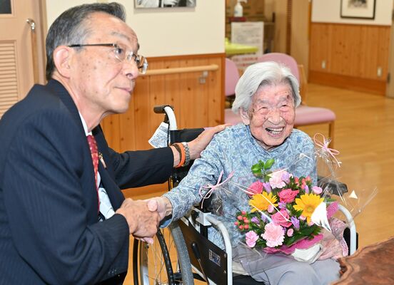 満面の笑みで佐藤市長（左）と記念撮影する安藤さん