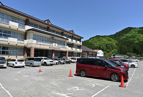 旧西大芦小校庭に止まる車