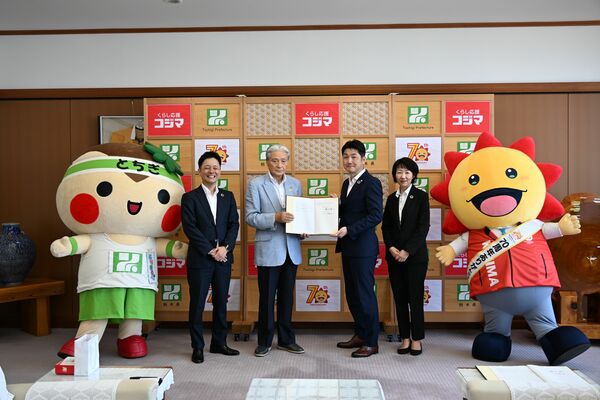 命名権の契約を締結した福田知事（左から２人目）と中澤社長（同３人目）＝９日午後、県庁