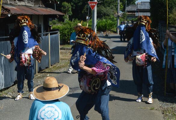 太刀で厄を切り払う芦畦獅子舞
