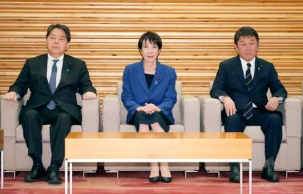 　臨時閣議に臨む高市首相（中央）ら＝２１日午後、首相官邸