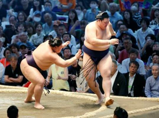 　大の里（右）が押し出しで義ノ富士に敗れる＝ＩＧアリーナ