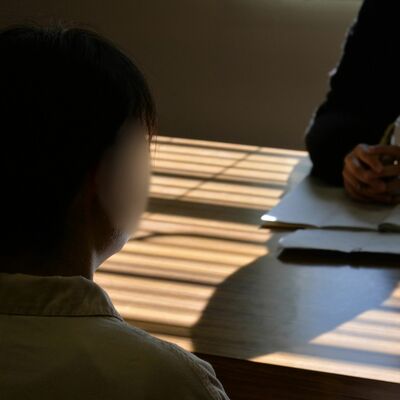 「娘から『会いたい』と言ってくれる日が来ると信じている」。娘の話題になり、女性はぎゅっと拳を握り締めた=2015年2月3日午前(画像の一部を加工しています)