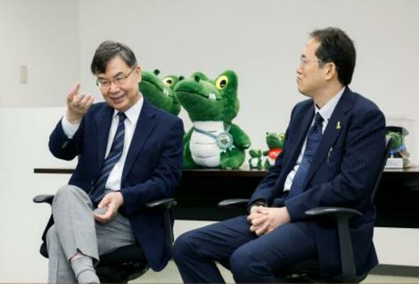 全国がん患者団体連合会の天野慎介理事長(右)と対談する、ノーベル生理学・医学賞に選ばれた大阪大の坂口志文特任教授=4日午前、大阪府吹田市