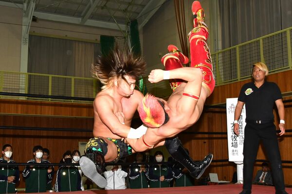 立志式の記念行事として行われたプロレスの試合