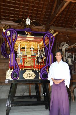 今年造営された令和神輿と沼部宮司