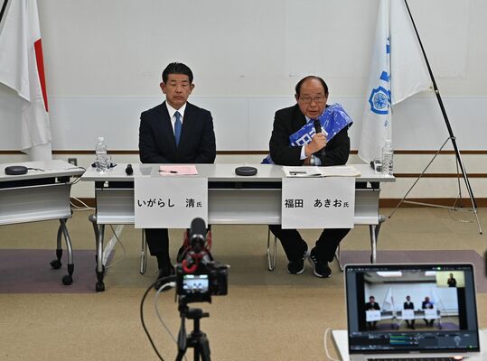 討論会に出席した福田氏（右）と五十嵐氏＝20日夜、鹿沼市内