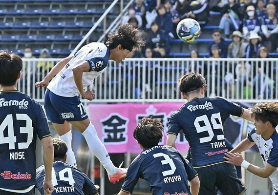 前半15分、栃木ＳＣのＦＷ西野が頭で２点目のシュートを決める＝前橋市の正田醤油スタジアム群馬、広瀬華撮影