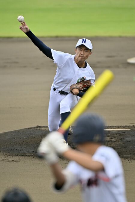 無死四球で完封した佐野日大のエース鈴木=甲府市の小瀬スポーツ公園山日YBS球場、広瀬華撮影