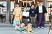 頒布報告祭に参列した東日本盲導犬協会の関係者（後列中央）と盲導犬ＰＲ犬