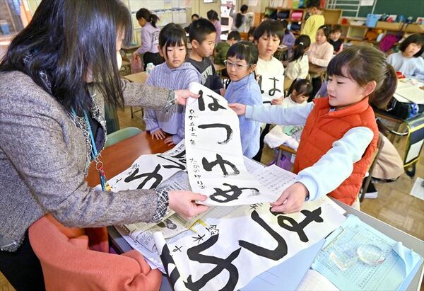 冬休みの課題を提出する児童たち=8日午前8時5分、宇都宮市泉が丘7丁目