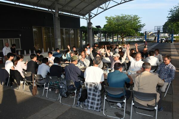 銘柄をブラインドした日本酒のうち自分の好きな味わいの酒に手を挙げる参加者＝５月１６日、さくら市